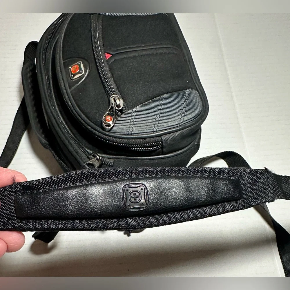 Wenger Swiss Gear The Sherpa LG Cam CSE Neopro‎ Medium Padded Camera Bag Black